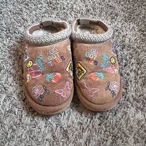 Steve Madden Brown Kids Slippers with Colorful Embroidery